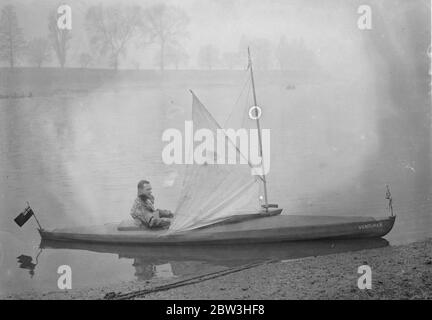 Homme de Londres pour tenter de faire du canoë-kayak à travers l'Atlantique , pour Â £ 5,000 prix . Photos : M. Leslie William Fairnie , qui propose de faire une traversée en canoë de l'Atlantique , en essayant son canoë sur la Tamise . 10 février 1935 Banque D'Images