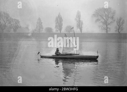 Homme de Londres pour tenter de faire du canoë-kayak à travers l'Atlantique , pour Â £ 5,000 prix . Photos : M. Leslie William Fairnie , qui propose de faire une traversée en canoë de l'Atlantique , en essayant son canoë sur la Tamise . 10 février 1935 Banque D'Images