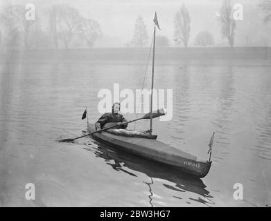 Homme de Londres pour tenter de faire du canoë-kayak à travers l'Atlantique , pour Â £ 5,000 prix . Photos : M. Leslie William Fairnie , qui propose de faire une traversée en canoë de l'Atlantique , en essayant son canoë sur la Tamise . 10 février 1935 Banque D'Images