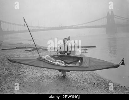 Homme de Londres pour tenter de faire du canoë-kayak à travers l'Atlantique , pour Â £ 5,000 prix . M. Leslie William Fairnie , qui propose de faire une traversée en canoë de l' Atlantique , en portant son canot loin de l' eau après l'avoir essayé sur la Tamise . 10 février 1935 Banque D'Images