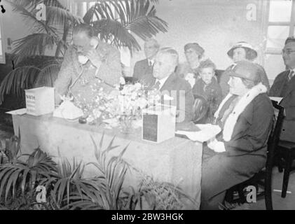 Le maire d'Islington ouvre un nouveau North Automatic Exchange et est présenté avec le téléphone Ivory . Photos ; le maire d'Islington , le conseiller H C Coleman , faisant le premier appel à la mairie sur son téléphone ivoire . 19 juin 1935 Banque D'Images