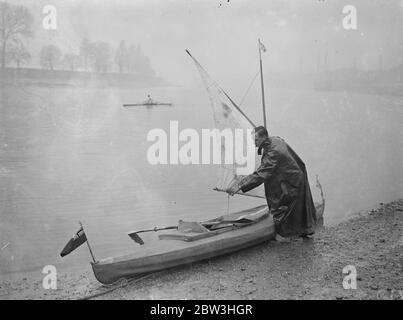 Homme de Londres pour tenter de faire du canoë-kayak à travers l'Atlantique , pour Â £ 5,000 prix . Photos : M. Leslie William Fairnie , qui propose de faire une traversée en canoë de l'Atlantique , en essayant son canoë sur la Tamise . 10 février 1935 Banque D'Images