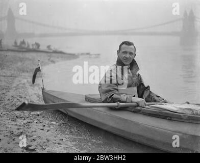 Homme de Londres pour tenter de faire du canoë-kayak à travers l'Atlantique , pour Â £ 5,000 prix . Photos : M. Leslie William Fairnie , qui propose de faire une traversée en canoë de l'Atlantique , en essayant son canoë sur la Tamise . 10 février 1935 Banque D'Images