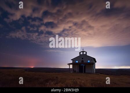 Nuit étoilée nuageux au-dessus de la chapelle Saint-Georges, village de Rusokastro, Bulgarie Banque D'Images