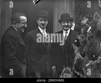 Le ministre français des Affaires étrangères arrive à Downing Street pour les pourparlers de Locarno . Les pourparlers entre la Grande-Bretagne , la France et la Belgique ont été ouverts au 10 Downing Street en prélude à une Conférence de cinq puissances ( dont l'Allemagne et l'Italie ) en septembre . Trois premiers ministres - M. . Baldwin , M . Blum et M . VanZeeland - participe aux pourparlers , qui remplacent le colloque de Locarno à Bruxelles . Photos : les délégués français arrivant avec M . Yvon Delbos , Ministre des Affaires étrangères ( à droite ) . 23 juillet 1936 Banque D'Images