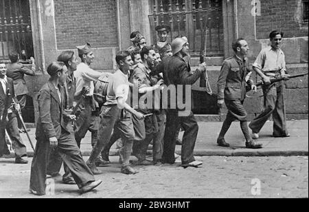 Images frantes reçues par First Mail hors d'Espagne . Arrêté Officier de Rebel pris à Triumph par les rues de Madrid . . Ces photos , présentées dans des scènes graphiques détaillées de la guerre civile , ont été reçues par le premier courrier autorisé hors de l'Espagne depuis le déclenchement de la révolution . Madrid - pour lequel les rebelles et les troupes gouvernementales ont combattu des batailles en pente - ressemble à un camp armé , avec des chars et des troupes patrouilleurs dans les rues . Photos : un officier rebelle arrêté pris en triomphe dans les rues de Madrid après un affrontement entre les troupes gouvernementales et les rebelles . 29 juillet 1936 Banque D'Images