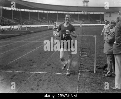 Le letton établit le record du Nouveau monde pour la marche au mile à la police Sports P . Bernard de Lettonie a établi un nouveau record du monde de 6 min 21 1/5 sec . pour la promenade au mile à la City de Londres police Athletic Club sports annuels à la ville Blanche , Londres . Spectacles de photos : F . Bernard de Lettonie ( non . 2 ) gagner la marche de mile en un temps record. 25 juillet 1936 Banque D'Images