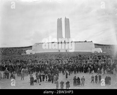 Le Roi dévoile le Mémorial des morts de guerre du Canada au pont Vimy . Ex - militaires parmi une foule énorme . Le roi Edward , en présence du président Lebrun de France et de six mille anciens combattants canadiens , a dévoilé l'impressionnant monument commémoratif des 11,700 Canadiens qui sont tombés sur les champs de bataille sur lesquels le monument est maintenant situé à la crête de Vimy , près d'Arras , en France . Des milliers de personnes qui avaient fait un pèlerinage spécial du Canada étaient parmi les énormes foules rassemblées pour la cérémonie . Photos : vue générale du Mémorial . 26 juillet 1936 Banque D'Images