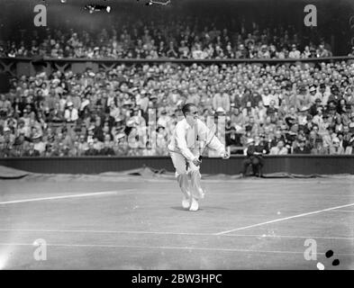 Henry Wilfred Bunny Austin et Jack Crawford se rencontrent en première partie du Davis Cup Challenge Round . Crest Britain , vainqueur de la coupe depuis trois ans , a rencontré l' Australie , qui n'a jamais réussi à remporter le trophée , dans le Challenge Round de la coupe Davis . H W ( Bunny ) Austin ( Angleterre ) , a rencontré J Crawford lors du premier match de singles sur le Centre court . Photos , Jack Crawford en jeu contre Crawford sur le terrain central . 23 juillet 1936 Banque D'Images