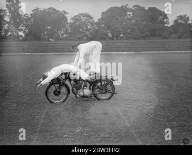 Ils gardent leur équilibre ! . Jessie Hole , dont l'idée de la maison est deux roues séparées par un moteur , se trouve à l'aise sur les barres de poignée , comme son frère , George Hole , tente un peu acrobatique moto à cheval au Crystal Palace , Londres . 12 juillet 1936 Banque D'Images