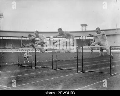 Exposition des champions olympiques dans l'air à Sports de police . Quatre membres de l'équipe des Jeux Olympiques britanniques à la compétition à Berlin le mois prochain ont donné une exposition au City of London police Athletic Club sports annuels à la White City , Londres . Photos : ( de gauche à droite ) I . S . Ivanovic ; J . P . Gabriel ; D . O . Capitaine de Finlay de l'équipe britannique et de St . D . Thornton prendre un vol d'obstacles pendant leur exposition . 25 juillet 1936 Banque D'Images