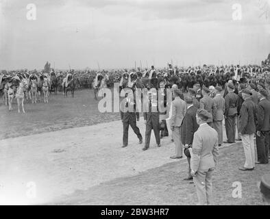 Le Roi dévoile le Mémorial des morts de guerre du Canada au pont Vimy . Ex - militaires parmi une foule énorme . Le roi Edward , en présence du président Lebrun de France et de six mille anciens combattants canadiens , a dévoilé l'impressionnant monument commémoratif des 11,700 Canadiens qui sont tombés sur les champs de bataille sur lesquels le monument est maintenant situé à la crête de Vimy , près d'Arras , en France . Des milliers de personnes qui avaient fait un pèlerinage spécial du Canada étaient parmi les énormes foules rassemblées pour la cérémonie . Photos : le Roi inspectant les légionnaires . En arrière-plan sont les troupes coloniales françaises . 26 juillet 1936 Banque D'Images