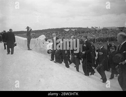 Le Roi dévoile le Mémorial des morts de guerre du Canada au pont Vimy . Ex - militaires parmi une foule énorme . Le roi Edward , en présence du président Lebrun de France et de six mille anciens combattants canadiens , a dévoilé l'impressionnant monument commémoratif des 11,700 Canadiens qui sont tombés sur les champs de bataille sur lesquels le monument est maintenant situé à la crête de Vimy , près d'Arras , en France . Des milliers de personnes qui avaient fait un pèlerinage spécial du Canada étaient parmi les énormes foules rassemblées pour la cérémonie . Photos : le Roi marchant sur les marches du Mémorial de Vimy pour le dévoilement . 26 juillet 1936 Banque D'Images