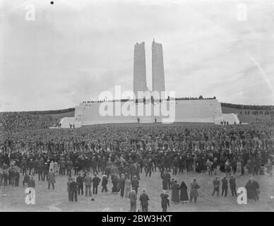 Le Roi dévoile le Mémorial des morts de guerre du Canada au pont Vimy . Ex - militaires parmi une foule énorme . Le roi Edward , en présence du président Lebrun de France et de six mille anciens combattants canadiens , a dévoilé l'impressionnant monument commémoratif des 11,700 Canadiens qui sont tombés sur les champs de bataille sur lesquels le monument est maintenant situé à la crête de Vimy , près d'Arras , en France . Des milliers de personnes qui avaient fait un pèlerinage spécial du Canada étaient parmi les énormes foules rassemblées pour la cérémonie . Photos : vue générale du Mémorial . 26 juillet 1936 Banque D'Images