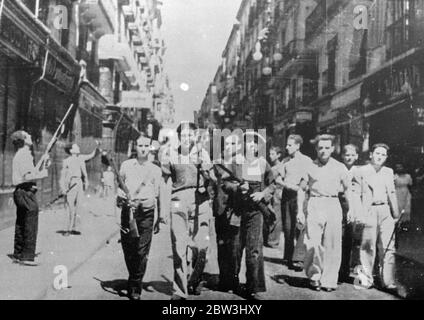 Barcelone Centre des combats les plus lourds de la guerre civile 8,000 morts . Barcelone a été le centre des plus lourds combats de la guerre civile. 8,000 personnes sont tuées dans les nombreuses batailles de rue et raids à la bombe . Le gouvernement prétend maintenant avoir le contrôle dans la ville . Ces photos ont été envoyées par avion à Marseille et téléphototées à Londres . Photos : hommes armés patrouillent dans les rues de Barcelone . 23 juillet 1936 Banque D'Images