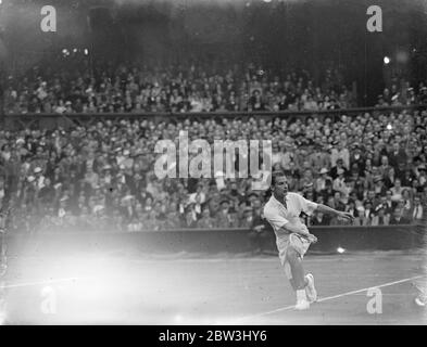 Henry Wilfred Bunny Austin et Jack Crawford se rencontrent en première partie du Davis Cup Challenge Round . Crest Britain , vainqueur de la coupe depuis trois ans , a rencontré l' Australie , qui n'a jamais réussi à remporter le trophée , dans le Challenge Round de la coupe Davis . H W ( Bunny ) Austin ( Angleterre ) , a rencontré J Crawford lors du premier match de singles sur le Centre court . Photos spectacles , Austin , portant des shorts en jeu contre Crawford sur le court central . 23 juillet 1936 Banque D'Images