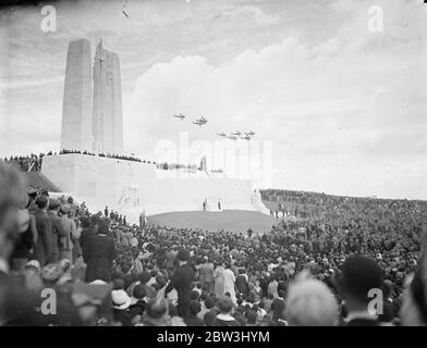 Le Roi dévoile le Mémorial des morts de guerre du Canada au pont Vimy . Ex - militaires parmi une foule énorme . Le roi Edward , en présence du président Lebrun de France et de six mille anciens combattants canadiens , a dévoilé l'impressionnant monument commémoratif des 11,700 Canadiens qui sont tombés sur les champs de bataille sur lesquels le monument est maintenant situé à la crête de Vimy , près d'Arras , en France . Des milliers de personnes qui avaient fait un pèlerinage spécial du Canada étaient parmi les énormes foules rassemblées pour la cérémonie . Photos : la scène pendant le dévoilement comme les avions britanniques trempés dans salut . 26 juillet 1936 Banque D'Images