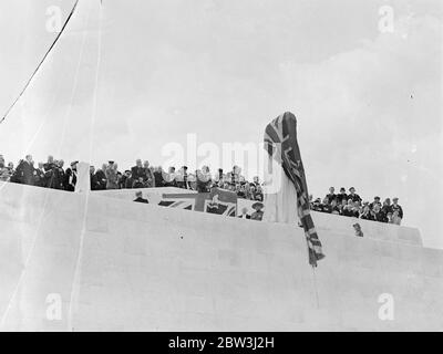 Le Roi dévoile le Mémorial des morts de guerre du Canada au pont Vimy . Ex - militaires parmi une foule énorme . Le roi Edward , en présence du président Lebrun de France et de six mille anciens combattants canadiens , a dévoilé l'impressionnant monument commémoratif des 11,700 Canadiens qui sont tombés sur les champs de bataille sur lesquels le monument est maintenant situé à la crête de Vimy , près d'Arras , en France . Des milliers de personnes qui avaient fait un pèlerinage spécial du Canada étaient parmi les énormes foules rassemblées pour la cérémonie . Spectacles de photos : la scène directement après le dévoilement montrant la statue du Canada pleurant au pied du Mémorial . 2 Banque D'Images