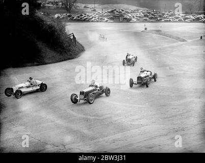 Handicap de montagne britannique à Brooklands . Le Brooklands automobile Racing club ' s , International metting , qui a été reporté du lundi de Pâques en raison du mauvais temps , s'est tenu à Brooklands , Surrey , aujourd'hui ( samedi ) . Le principal événement était le handicap de la montagne britannique . La photo montre , la deuxième chaleur . 18 avril 1936 Banque D'Images