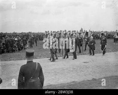 Le Roi dévoile le Mémorial des morts de guerre du Canada au pont Vimy . Ex - militaires parmi une foule énorme . Le roi Edward , en présence du président Lebrun de France et de six mille anciens combattants canadiens , a dévoilé l'impressionnant monument commémoratif des 11,700 Canadiens qui sont tombés sur les champs de bataille sur lesquels le monument est maintenant situé à la crête de Vimy , près d'Arras , en France . Des milliers de personnes qui avaient fait un pèlerinage spécial du Canada étaient parmi les énormes foules rassemblées pour la cérémonie . Photos : le Roi ; en arrière-plan sont les troupes coloniales françaises . 26 juillet 1936 Banque D'Images