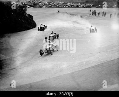 Handicap de montagne britannique à Brooklands . Le Brooklands automobile Racing club ' s , International metting , qui a été reporté du lundi de Pâques en raison du mauvais temps , s'est tenu à Brooklands , Surrey , aujourd'hui ( samedi ) . Le principal événement était le handicap de la montagne britannique . La photo montre , la deuxième chaleur . 18 avril 1936 Banque D'Images