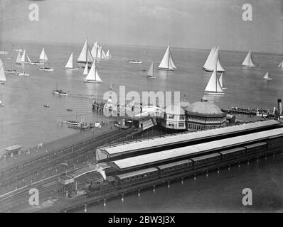 La scène à la sortie de la jetée de Ryde avant le début de la course du Royal Thames Yacht club au large de Ryde . Île de Wight , dans laquelle le Roi a couru son yacht Britannia . 31 juillet 1935 Banque D'Images