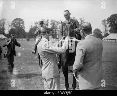 Duke of Kent assiste au spectacle de chevaux Imber court . Le duc IF Kent et Lord Trenchard ont assisté à l' Imber court , spectacle et tournoi équestre , qui a ouvert à l' Imber court , Thames Ditton . La photo montre le duc de Kent pinning des resettes à un support gagnant . 9 juillet 1935 Banque D'Images