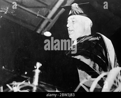 Dr Roosevelt , président reçoit un diplôme à l'Université notre Dame . Le Président Roosevelt a reçu le diplôme honorifique de docteur en droit lorsqu'il a visité l'Université notre Dame de South Bend , Indiana et a parlé à la convocation spéciale . Photos , président Roosevelt , portant les robes d'un docteur en droit , parlant à l'Université notre Dame . 19 décembre 1935 Banque D'Images