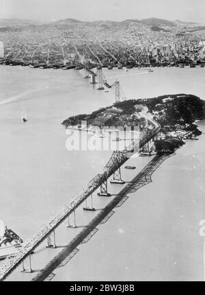 Le plus long pont du monde approche de l'achèvement . Une vue aérienne du pont de la baie d'Oakland de San Francisco , qui est sur le point d'être achevé . Yerba Buena Island , à travers lequel le pont est tunnellisé , est au centre , et au-delà est San Francisco . 16 avril 1936 Banque D'Images