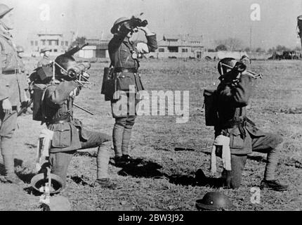 Les Chinois se préparent à une attaque japonaise sur Nanking . Ces photos , reçues à Londres , montrent comment les troupes chinoises , équipées de certains des équipements de guerre les plus modernes , se préparent à défendre leur capitale Nanking contre la première attaque des Japonais qui s'en prennent à Shanghai . Les Japonais ont déjà pris Soochow , sur la route de Nanking , et les gouvernmenthas chinois ont été déplacés 1 , 000 miles plus loin à l'intérieur des terres . Pour prendre la capitale, les troupes japonaises devront traverser la ligne Hindenburg de la Chine. Spectacles photo, soldats chinois Banque D'Images