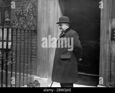 Sir Kingsley Wood arrivant pour la réunion du cabinet à Downing Street , Londres . 27 novembre 1935 Banque D'Images