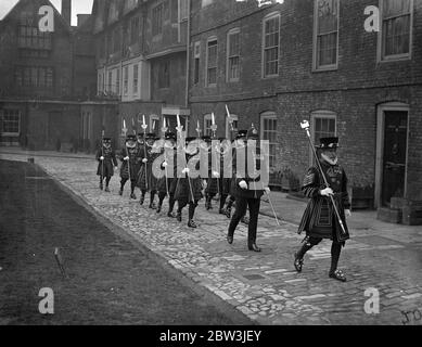 Le gouverneur effectue l'inspection annuelle du dimanche de pâques des Beefeaters à la Tour . Le gouverneur de la Tour de Londres , le lieutenant-colonel W F B Faviell , a effectué l'inspection annuelle des Beefeaters à la Tour le dimanche de Pâques . Expositions de photos , le lieutenant-colonel WFB Faviell inspecte les Beefeaters à la Tour aujourd'hui ( lundi de Pâques ) . 12 avril 1936 Banque D'Images