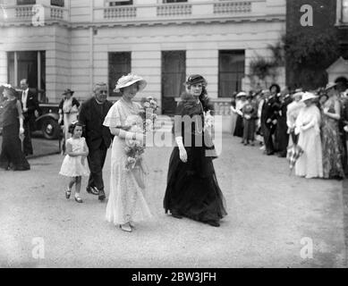 La duchesse de York participe à la fête du jardin de la COT H au Palais St James . 18 juillet 1935 . Banque D'Images