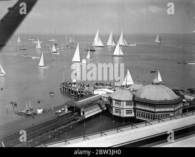 La scène à la sortie de la jetée de Ryde avant le début de la course du Royal Thames Yacht club au large de Ryde . Île de Wight , dans laquelle le Roi a couru son yacht Britannia . 31 juillet 1935 Banque D'Images