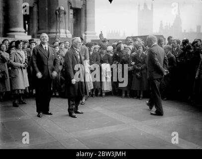 Lord Snell comme hôte pour les étudiants belges à County Hall . Quatre cents jeunes étudiants belges ont été présentés à la salle de comté , Westminster , par Lord Snell , Président du L C C et M. E M Rich , chargé de l'éducation . Des spectacles photo , Lord Snell , accompagné de M. E M Rich , expliquant la vue de la terrasse du County Hall aux étudiants belges . 22 avril 1936 Banque D'Images