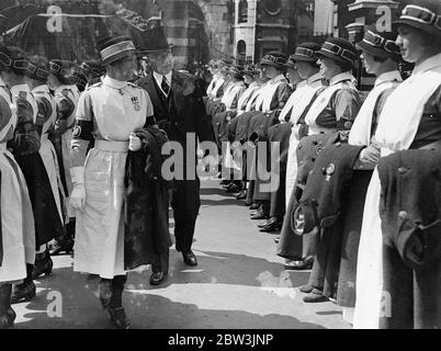 Sir Walter Wormsley , le maître de poste adjoint , a inspecté le bureau de poste , le corps d'ambulance dans la cour du bâtiment du roi Édouard E C avant la remise des prix . Le corps est attaché à la Bigade de l'Ambulance Saint-Jean . Photos , Sir Walter Womeraley inspectant la section des femmes du corps d'ambulance . 19 mai 1936 Banque D'Images