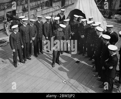 Les midshipmen américains inspectent la ' victoire à porstmouth ' . Les bataillons des États-Unis USS Oklahoma ( BB - 37 ) et USS Arkansas ( BB-33 ) sont arrivés à Portsmouth pour une visite . Ils sont utilisés comme navires de formation pour les midshipmen de l'Académie Navel . Les deux ont été desservis dans les eaux britanniques pendant la guerre de l'Arkansas dans l'escadron américain de la Grande flotte , et l'Oklahoma à Berehaven comme garde supplémentaire pour les convois américains de troupes dans l'Atlantique . Un autre navire d'entraînement américain , l'USS Wyoming ( BB-32 ), est également à visiter Portsmouth . Photos , certains des midshipmen américains à bord de ne Banque D'Images