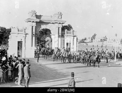 Roi Fuad d'Égypte enterré au Caire . Les foules denses s'emparont sur un parcours de huit kilomètres . Porté sur une voiture de canon tirée par six chevaux noirs magnifiques à travers cinq miles de rues densément remplies , le corps du roi Fuad d'Égypte a été pris avec impressionnante pompe orientale du palais Abdin , la résidence officielle , À la mosquée Rifai pour l'enterrement dans le mausaleum qu'il s'est préparé pour lui-même il y a des années . Pendant que le cortège déménage , mené par le corps de chameau , des fusils de 21 minutes sonnaient des casernes et des avions de l'armée de l'air égyptienne rôdirent au-dessus . Prince Mohammed Ali , présomptif héritier avec des membres de la famille royale Banque D'Images