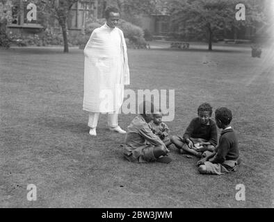 Les enfants du ministre Abyssinien lisent les dernières nouvelles de crise . Quatre enfants du Dr Martin , ministre Abyssinien à Londres , lisant les dernières nouvelles du différend de leur pays avec l'Italie au motif de la légation abyssinienne . 20 juillet 1935 Banque D'Images