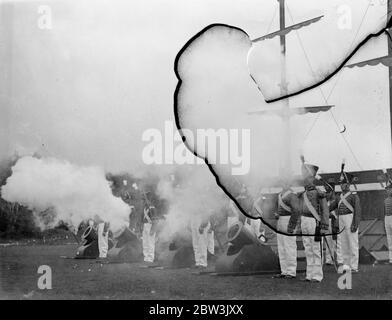 La campagne de la rivière Rangoon redrée à la répétition du tatouage Aldershot . Une répétition complète de la robe pour le Tattoo d'Aldershot a été mise en scène dans le Rushmoor Arena à Aldershot . Photos , les troupes atterrissent pour s'emorquer des stocks dans la représentation de la campagne de Rangoon River de 1824 . 28 mai 1936 Banque D'Images