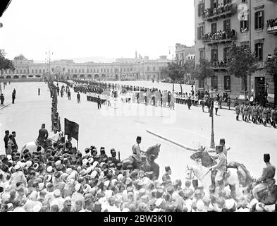 Roi Fuad d'Égypte enterré au Caire . Les foules denses s'emparont sur un parcours de huit kilomètres . Porté sur une voiture de canon tirée par six chevaux noirs magnifiques à travers cinq miles de rues densément remplies , le corps du roi Fuad d'Égypte a été pris avec impressionnante pompe orientale du palais Abdin , la résidence officielle , À la mosquée Rifai pour l'enterrement dans le mausaleum qu'il s'est préparé pour lui-même il y a des années . Pendant que le cortège déménage , mené par le corps de chameau , des fusils de 21 minutes sonnaient des casernes et des avions de l'armée de l'air égyptienne rôdirent au-dessus . Prince Mohammed Ali , présomptif héritier avec des membres de la famille royale Banque D'Images