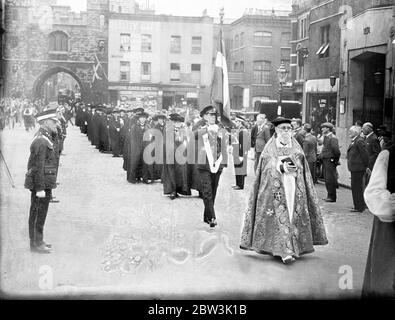 Le duc de Connaught assiste au service annuel de Saint-Jean de Jérusalem le duc de Connaught , le Grand Prior , assiste au service de commémoration annuel de l' ordre de Saint-Jean . Jean de Jérusalem à l'église du Grand Prieuré , St . Porte de John , Clerkenwell . Avant le service, il a inspecté les membres de la St . Corps d'ambulance de John . Photos : la procession passant par St . Porte de John . 24 juin 1936 Banque D'Images