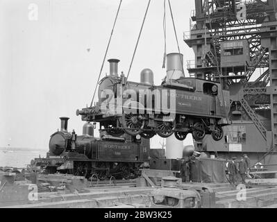 Chargement de deux moteurs de chemins de fer par la grue flottante de 150 tonnes pour la ruée vers les vacances de l'île de Wight . Train du Sud . 1936 Banque D'Images