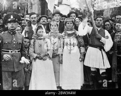 Les foules accueillent le roi George à son retour d'exil à Athènes . 27 novembre 1935 Banque D'Images