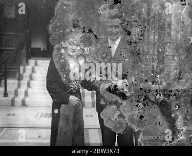 Mme Betty Fielden a épousé M. Charles Mills au bureau du registre de Caxton Hall , Londres . 1er octobre 1935 Banque D'Images