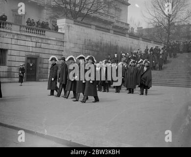 Le corps diplomatique marche en cortège funéraire de l'ambassadeur allemand . Des membres du corps diplomatique de Londres ont marché dans le cortège funéraire de l'Ambassado allemand , le Dr Leopold von Hoesch , de l'ambassade allemande à Carlton House Terrace à la gare Victoria où le corps a été entraîné pour Douvres à être conduit à Ilhelmshaven à bord du HMS Scout du foyer ( H51 ) . Une troupe des Royal Horse Guards , deux compagnies , le groupe et la batterie des Grenadier Guards ont fait le tour de la lance à travers les rues . Dr von Hoesch , est mort le vendredi Saint , à la suite d'une crise cardiaque , à l' Banque D'Images