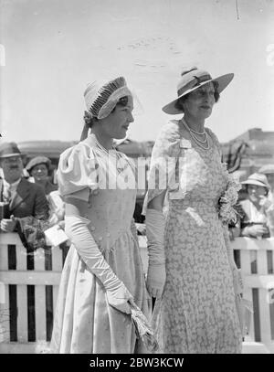 Chapeau musical de mode à Ascot . Ascot , le jour de la coupe Royale de chasse , favorisé avec des conditions météorologiques encore meilleures que l'ouverture , a vu une plus grande variété de belles mode . Photos montre , un chapeau de mode inhabituel porté avec des gants de longueur coude par une femme racegoer à Ascot . 17 juin 1936 Banque D'Images