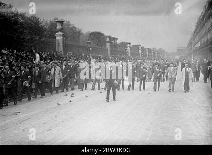 Colonel de la Rocque a pélé avec des fleurs dans les célébrations de la Journée Jeanne d'Arc mille membres de la Croix de Feu (organisation fasciste française) et d'autres disciples de la droite, L'Armée et le Gouvernement ont participé aux célébrations annuelles à Paris le jour de Jeanne d'Arc . La procession est passée de la statue à St . Joan dans la rue du Palais. Augustin à la statue de la place de Pyramides dans la rue Rivoli , où le colonel de Rocque , chef de la Croix de Feu , a pris le salut . Photos : le colonel de la Rocque a été décoré de fleurs lorsqu'il a pris le salut dans la rue de Rivoli . 10 mai 19 Banque D'Images