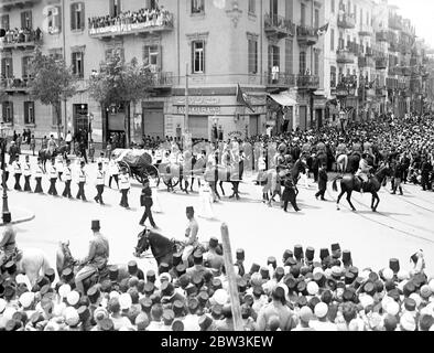 Roi Fuad d'Égypte enterré au Caire . Les foules denses s'emparont sur un parcours de huit kilomètres . Porté sur une voiture de canon tirée par six chevaux noirs magnifiques à travers cinq miles de rues densément remplies , le corps du roi Fuad d'Égypte a été pris avec impressionnante pompe orientale du palais Abdin , la résidence officielle , À la mosquée Rifai pour l'enterrement dans le mausaleum qu'il s'est préparé pour lui-même il y a des années . Pendant que le cortège déménage , mené par le corps de chameau , des fusils de 21 minutes sonnaient des casernes et des avions de l'armée de l'air égyptienne rôdirent au-dessus . Prince Mohammed Ali , présomptif héritier avec des membres de la famille royale Banque D'Images