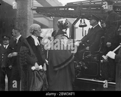 Le maire de Finchley ouvre une nouvelle caserne de pompiers centrale . Le maire de Finchley , Alderman S Pulham , a ouvert la nouvelle caserne de pompiers centrale de Finchley , d'une valeur de 32 £ , 000 £ . La gare se trouve à la jonction de North Circular Road et long Lane . Photos , de gauche à droite la ville clark , M. H Wood Barten , le maire Alderman . Pulham se secouant la main avec le capitaine de la brigade de feu de Finchley lors de la cérémonie d'ouverture . 21 décembre 1935 Banque D'Images